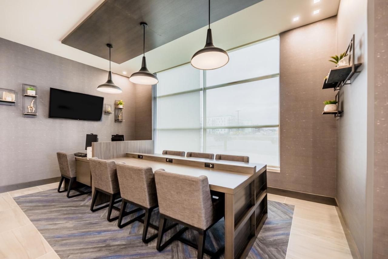 Hyatt House South Outlet Collection 3*